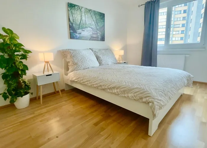 Modern Stylish With Balcony & Free Parking Apartment *