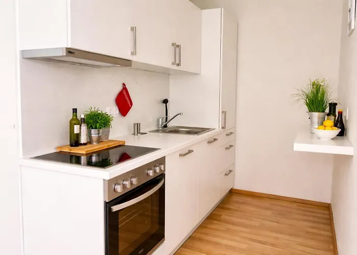 Apartment Modern Stylish With Balcony & Free Parking