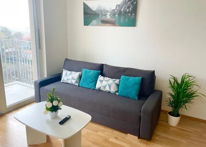 Apartment Modern Stylish With Balcony & Free Parking *