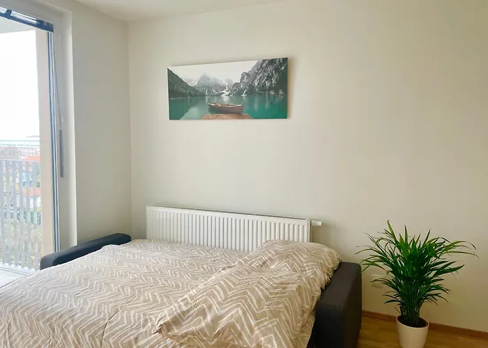 Modern Stylish With Balcony & Free Parking *